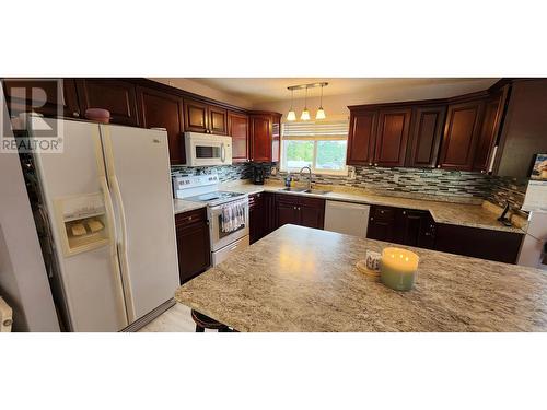 7887 Thompson Drive, Prince George, BC - Indoor Photo Showing Kitchen With Double Sink