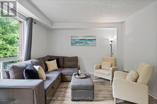 1728 Woodgate Trail, Oshawa, ON - Indoor Photo Showing Living Room