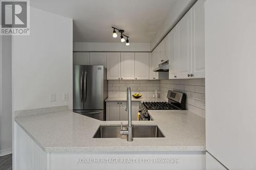 1728 Woodgate Trail, Oshawa, ON - Indoor Photo Showing Kitchen With Upgraded Kitchen