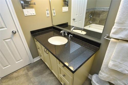 26 Toulon Avenue, Hamilton, ON - Indoor Photo Showing Bathroom