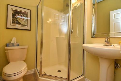 26 Toulon Avenue, Hamilton, ON - Indoor Photo Showing Bathroom