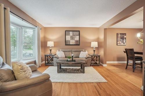 20 Stanmary Drive, St. Catharines, ON - Indoor Photo Showing Living Room