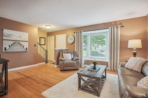 20 Stanmary Drive, St. Catharines, ON - Indoor Photo Showing Living Room