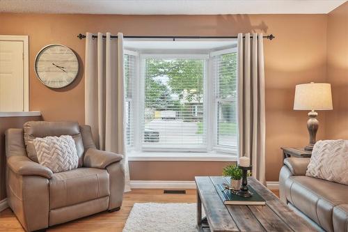 20 Stanmary Drive, St. Catharines, ON - Indoor Photo Showing Living Room