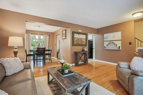 20 Stanmary Drive, St. Catharines, ON - Indoor Photo Showing Living Room