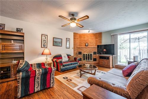 40 Abbot Drive, Hamilton, ON - Indoor Photo Showing Living Room