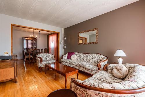 40 Abbot Drive, Hamilton, ON - Indoor Photo Showing Living Room