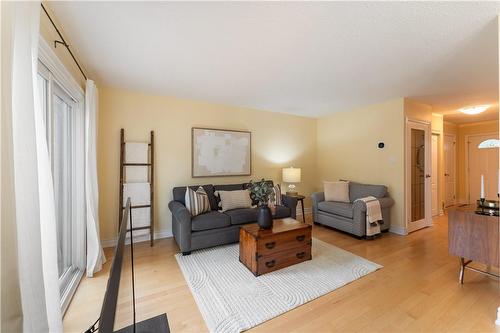 5610 Montevideo Road|Unit #70, Mississauga, ON - Indoor Photo Showing Living Room