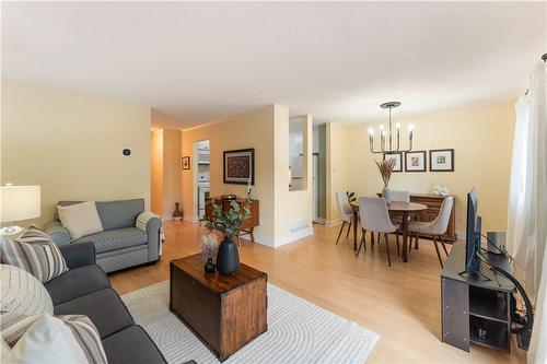 5610 Montevideo Road|Unit #70, Mississauga, ON - Indoor Photo Showing Living Room