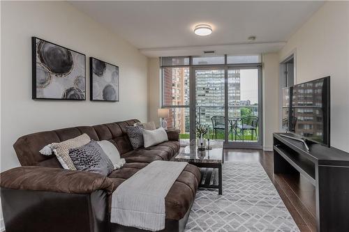 551 Maple Avenue|Unit #814, Burlington, ON - Indoor Photo Showing Living Room