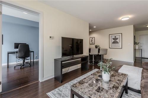 551 Maple Avenue|Unit #814, Burlington, ON - Indoor Photo Showing Living Room