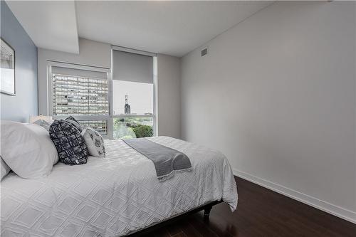 551 Maple Avenue|Unit #814, Burlington, ON - Indoor Photo Showing Bedroom