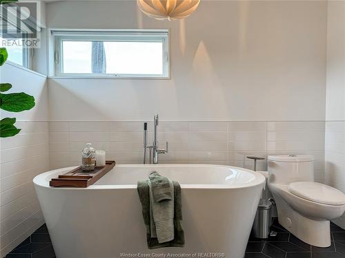 8235 Riverside Drive East, Windsor, ON - Indoor Photo Showing Bathroom