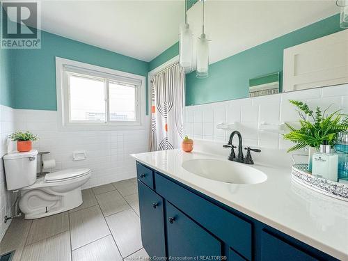 8235 Riverside Drive East, Windsor, ON - Indoor Photo Showing Bathroom