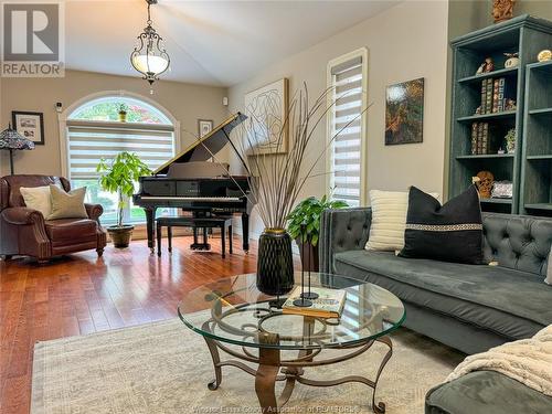 1601 Katella, Windsor, ON - Indoor Photo Showing Living Room