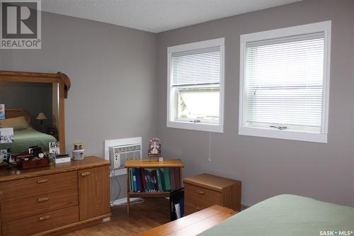 21 228 3Rd Street, Weyburn, SK - Indoor Photo Showing Bedroom