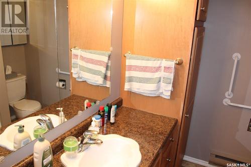 21 228 3Rd Street, Weyburn, SK - Indoor Photo Showing Bathroom