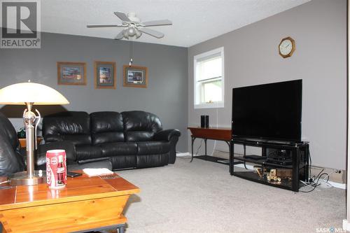 21 228 3Rd Street, Weyburn, SK - Indoor Photo Showing Living Room