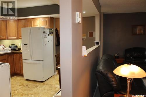 21 228 3Rd Street, Weyburn, SK - Indoor Photo Showing Kitchen