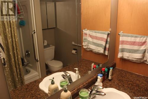 21 228 3Rd Street, Weyburn, SK - Indoor Photo Showing Bathroom