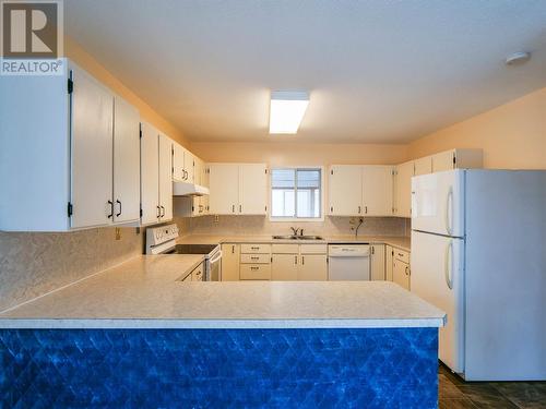 807 Avery Avenue, Quesnel, BC - Indoor Photo Showing Kitchen With Double Sink