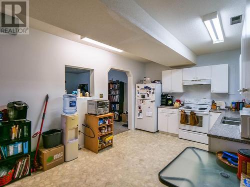 807 Avery Avenue, Quesnel, BC - Indoor Photo Showing Kitchen With Double Sink