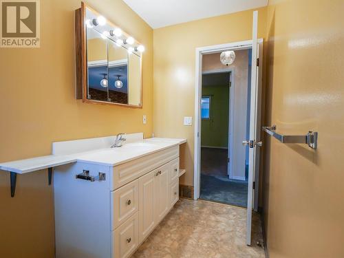 807 Avery Avenue, Quesnel, BC - Indoor Photo Showing Bathroom