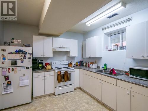 807 Avery Avenue, Quesnel, BC - Indoor Photo Showing Kitchen With Double Sink