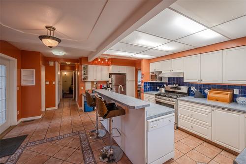 548 Burns Street, Penticton, BC - Indoor Photo Showing Kitchen