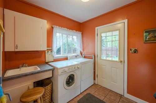 548 Burns Street, Penticton, BC - Indoor Photo Showing Laundry Room