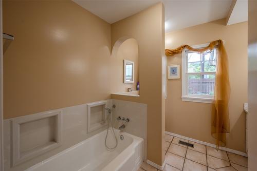 548 Burns Street, Penticton, BC - Indoor