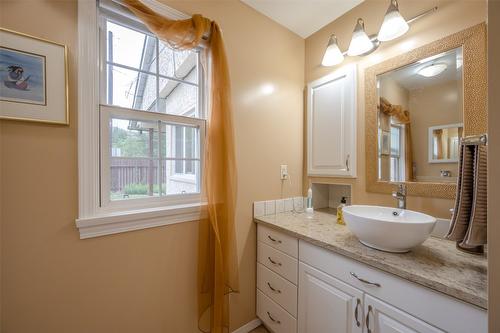 548 Burns Street, Penticton, BC - Indoor Photo Showing Bathroom
