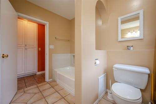 548 Burns Street, Penticton, BC - Indoor Photo Showing Bathroom