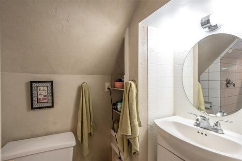 548 Burns Street, Penticton, BC - Indoor Photo Showing Bathroom