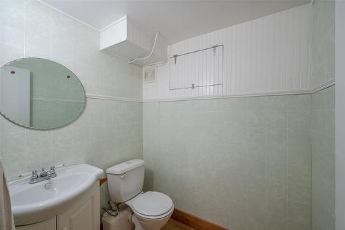 548 Burns Street, Penticton, BC - Indoor Photo Showing Bathroom