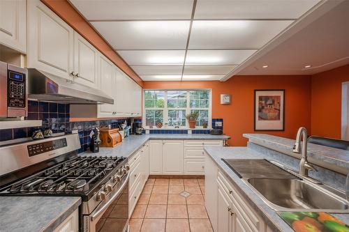 548 Burns Street, Penticton, BC - Indoor Photo Showing Kitchen