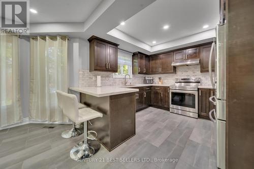 5201 Champlain Trail, Mississauga, ON - Indoor Photo Showing Kitchen With Upgraded Kitchen