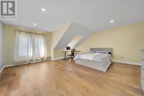 5201 Champlain Trail, Mississauga, ON - Indoor Photo Showing Bedroom