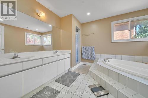 5201 Champlain Trail, Mississauga, ON - Indoor Photo Showing Bathroom