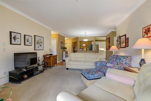 101-307 Whitman Road, Kelowna, BC - Indoor Photo Showing Living Room