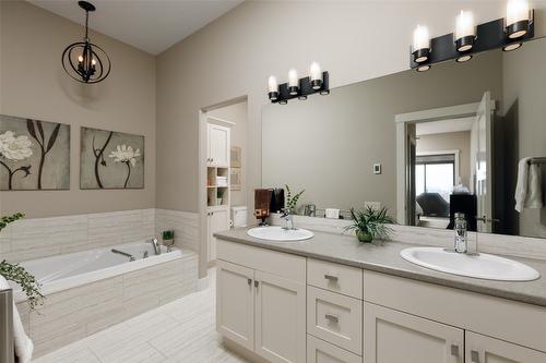 1-1836 Tower Ranch Boulevard, Kelowna, BC - Indoor Photo Showing Bathroom