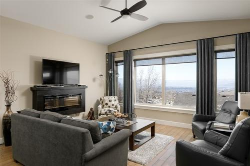 1-1836 Tower Ranch Boulevard, Kelowna, BC - Indoor Photo Showing Living Room With Fireplace