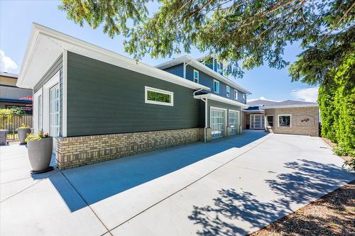 4096 Lakeshore Road, Kelowna, BC - Outdoor