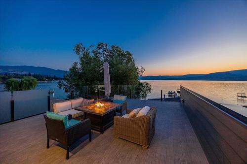 4096 Lakeshore Road, Kelowna, BC - Indoor Photo Showing Kitchen With Upgraded Kitchen