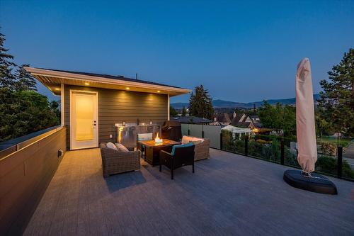 4096 Lakeshore Road, Kelowna, BC - Indoor Photo Showing Kitchen With Upgraded Kitchen