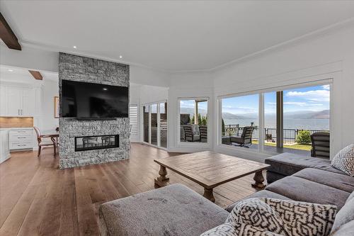 4096 Lakeshore Road, Kelowna, BC - Indoor