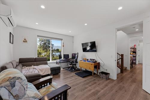4096 Lakeshore Road, Kelowna, BC - Indoor Photo Showing Living Room