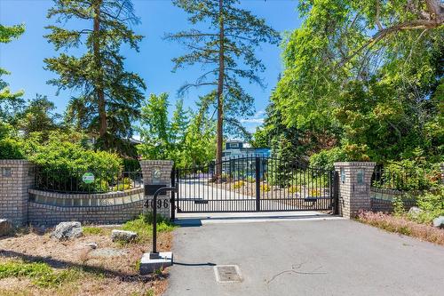 4096 Lakeshore Road, Kelowna, BC - Outdoor