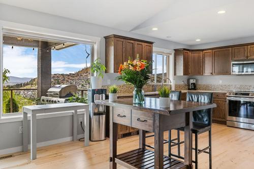 1623 Sunrise Road, Kelowna, BC - Indoor Photo Showing Kitchen With Stainless Steel Kitchen