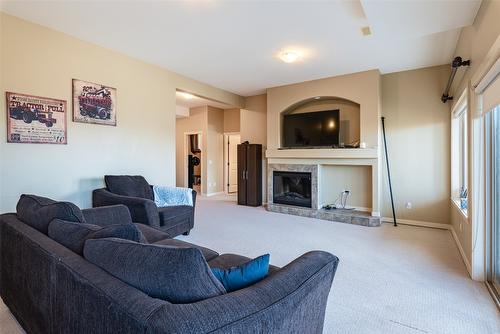 1623 Sunrise Road, Kelowna, BC - Indoor Photo Showing Living Room With Fireplace